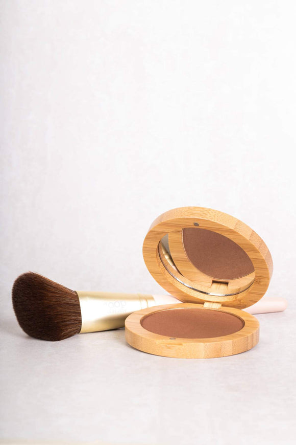 Scoop Whole Beauty natural mineral bronzer pair with angled contour brush. Refillable, sustainable makeup
