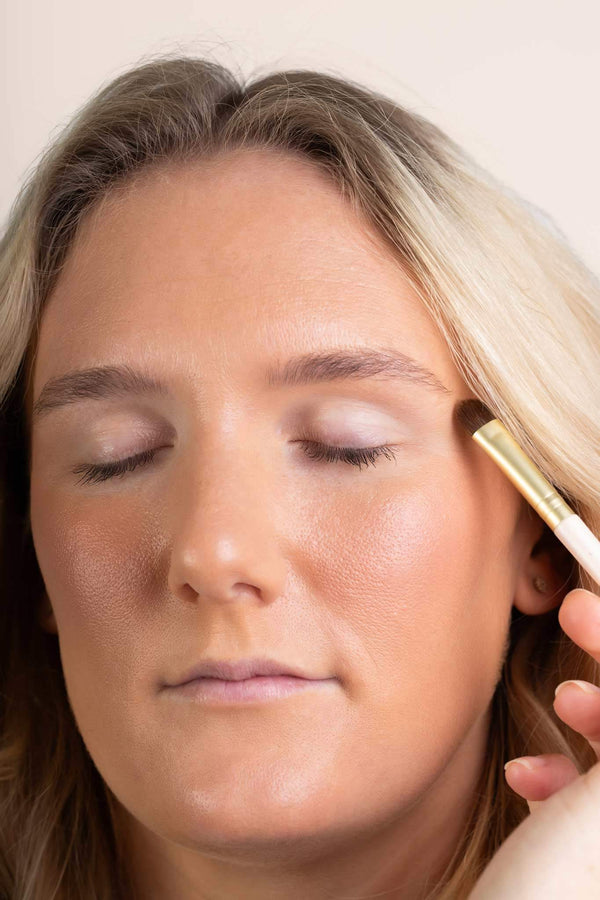 Scoop Whole Beauty model applies pressed mineral eyeshadow highlight using the flat vegan eyeshadow brush