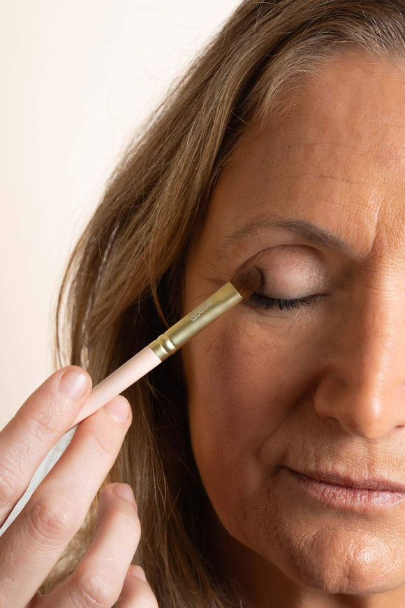 Scoop Whole Beauty model using vegan flat eyeshadow brush to blend in mineral eyeshadow. 