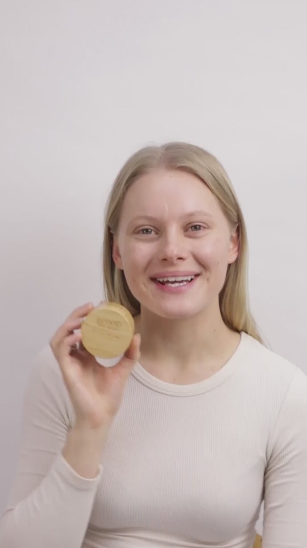 Model is explaining on how to apply and refill the Full-Loop Pure Mineral Powder Foundation SPF24+.