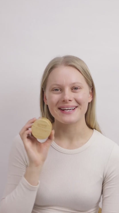 Model is explaining on how to apply and refill the Full-Loop Pure Mineral Powder Foundation SPF24+.