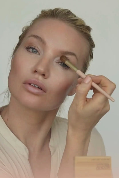 An 11-second long clip of the model applying an eyeshadow using the Desert Rose Eyeshadow Palette with the Scoop Whole Beauty Eyeshadow Makeup Brush.