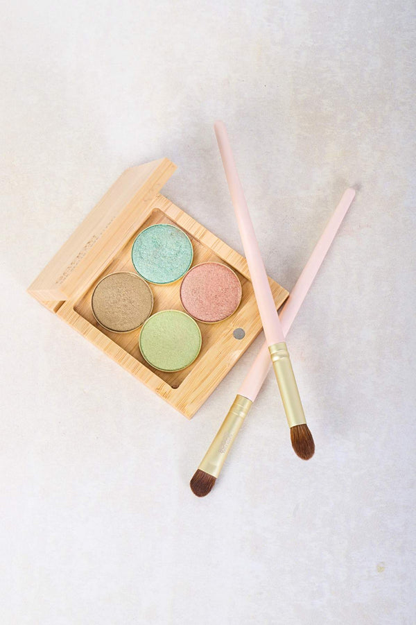 A bamboo eyeshadow quad with 4 gold plated pressed eyeshadow shades and 2 eyeshadow brushes.